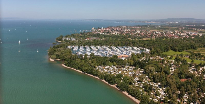 Panoramablick auf den Campingplatz und die Marina