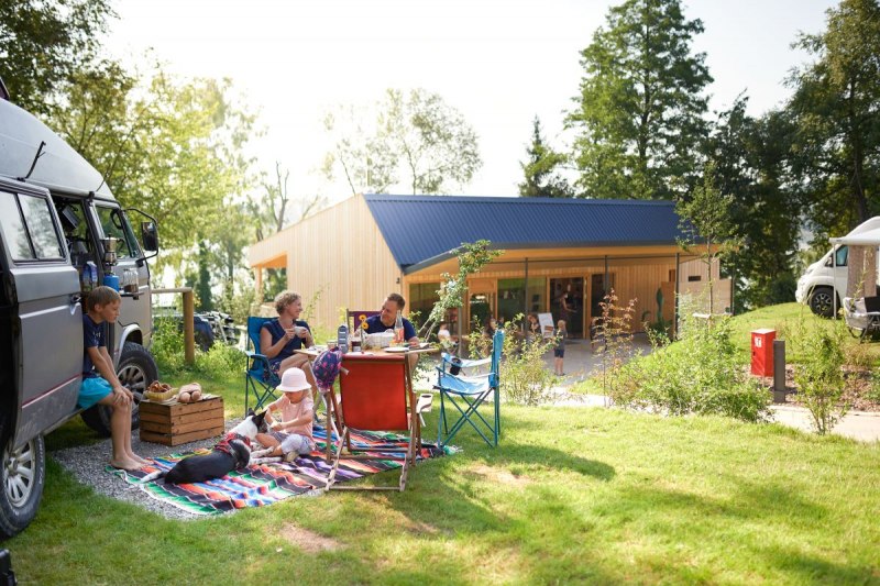 Wer mit dem Campervan anreist, findet auf dem ECOCAMPING-zertifizierten Naturcampingplatz Litzelstetten-Mainau sein Urlaubsglück. 