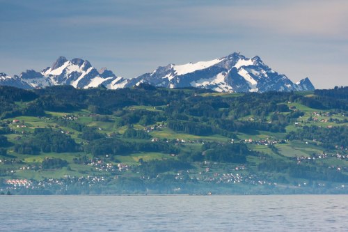 Blick vom Bodensee auf Rorschacherberg und die Alpen