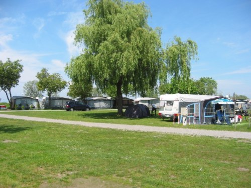 Der Campingplatz bietet 45 Stellplätze unterschiedlicher Größe